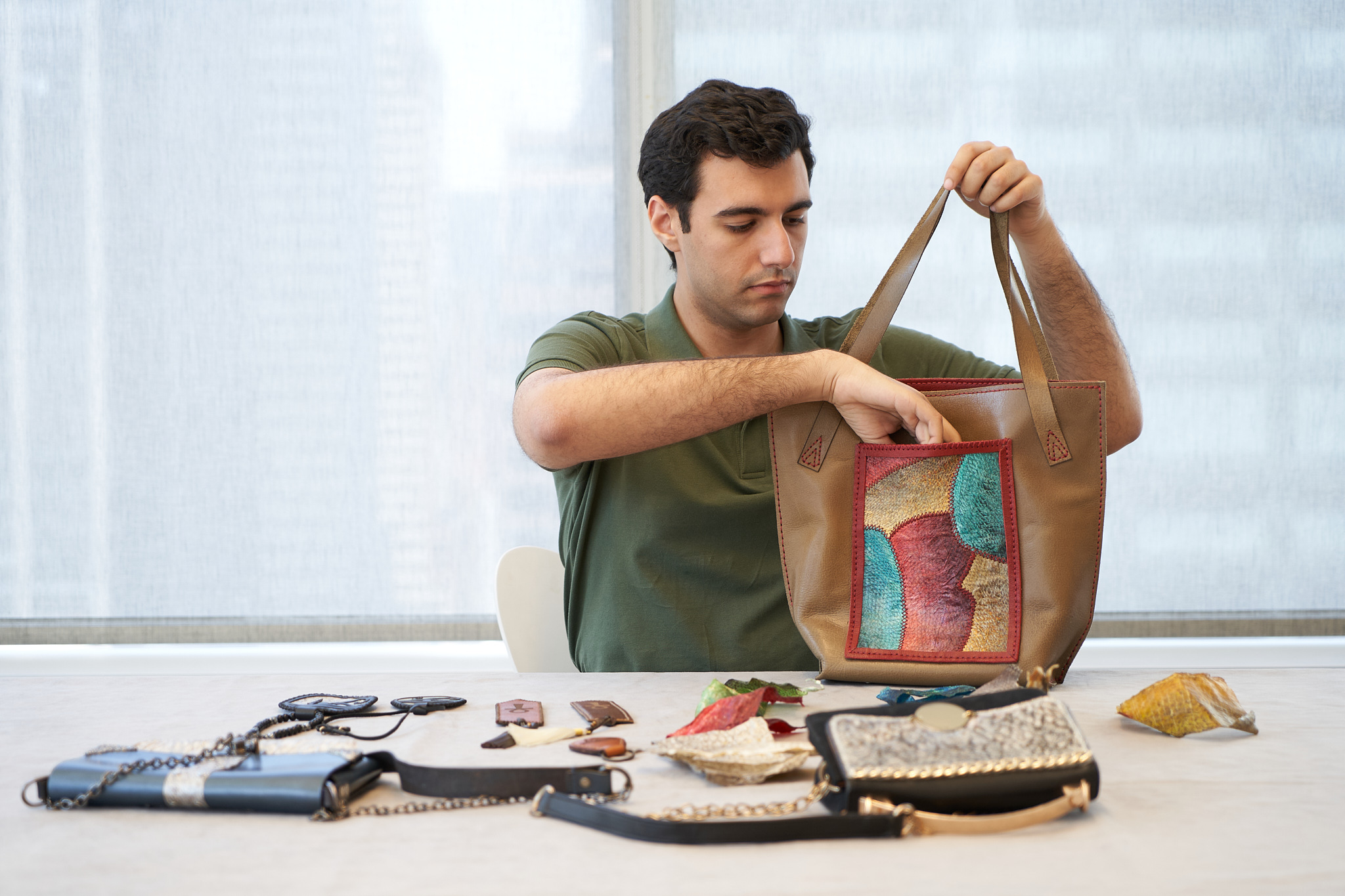 Visenleer founder showing a bag and material samples